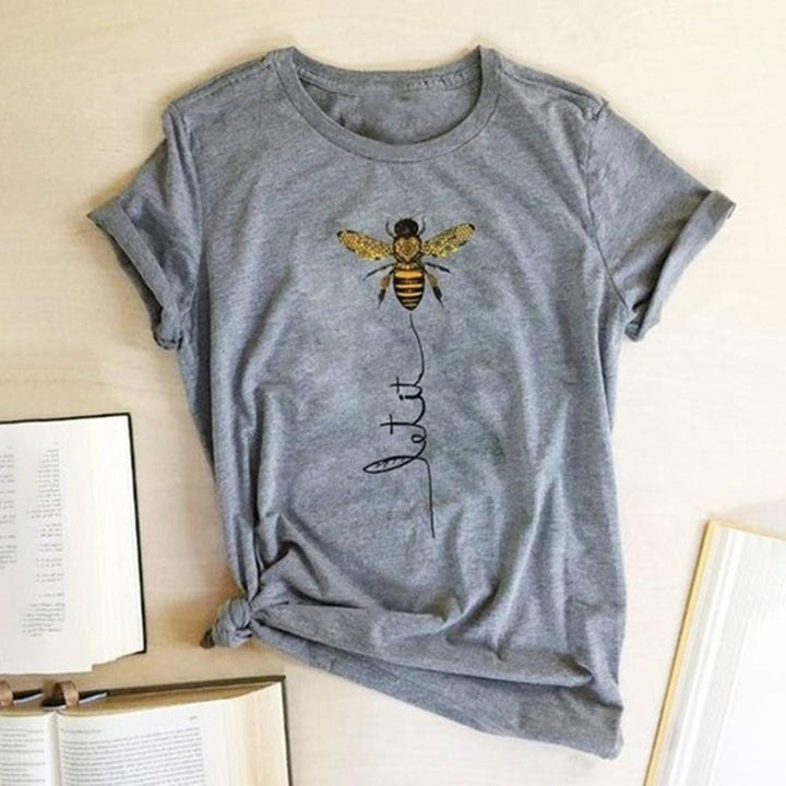 Zbliżenie na szczegółowy, modny motyw pszczoły na damskiej koszulce T-shirt. Wysokiej jakości nadruk.