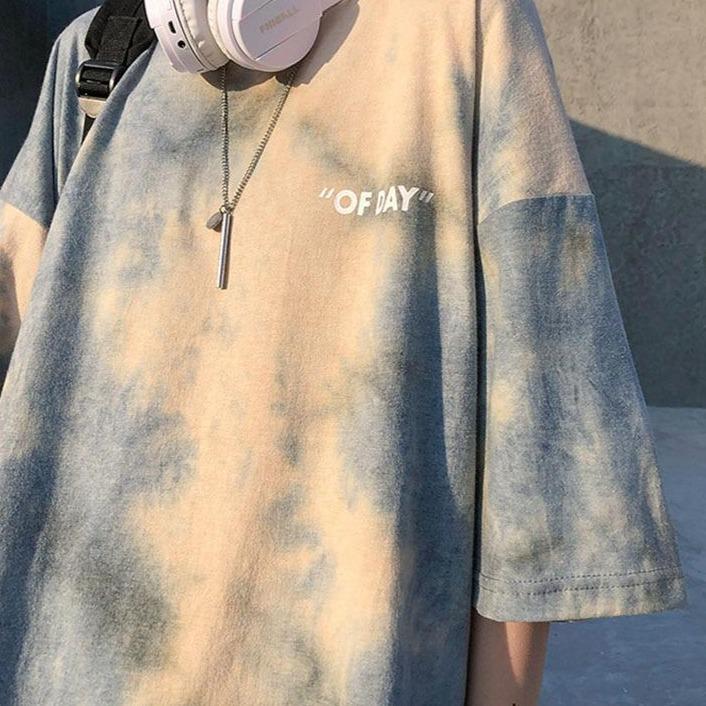Damska koszulka T-shirt z modnym wzorem tie-dye, luźny krój, idealna na lato i casualowe stylizacje.