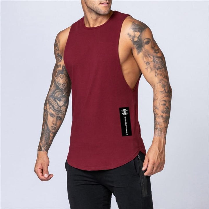 Uniwersalny męski tank top z naszywką, komfortowy i modny. Idealna koszulka bez rękawów na lato, do noszenia na co dzień.