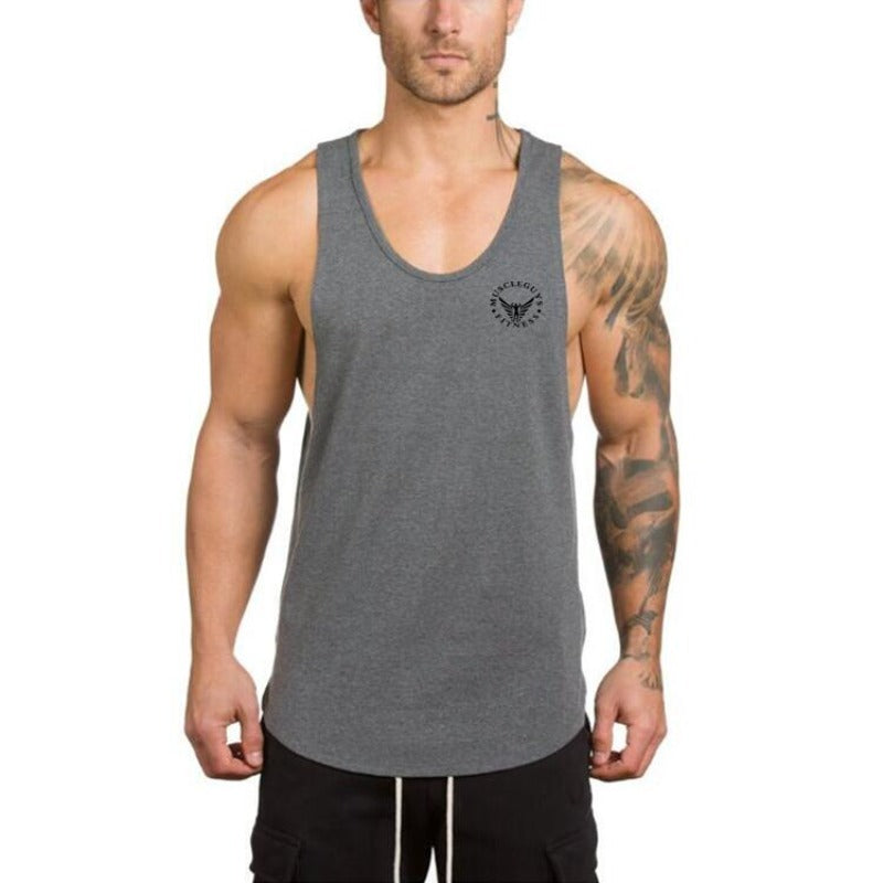 Sportowy męski tank top o luźnym kroju. Przewiewna koszulka bez rękawów, idealna do aktywności i na co dzień. Wygodny.