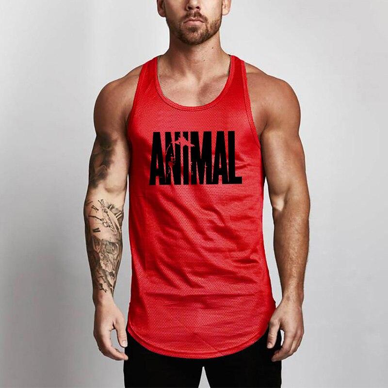 Brązowy męski tank top slim fit z modnym napisem. Komfortowa, codzienna koszulka męska na lato.