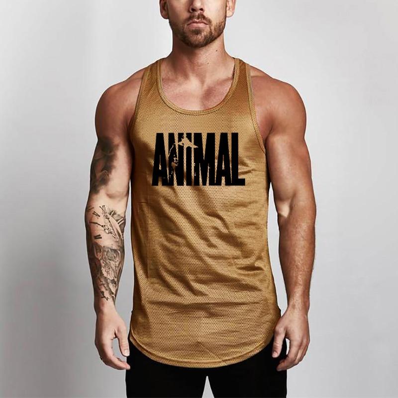 Casualowy męski tank top slim fit z modnym napisem. Wygodna koszulka męska idealna na lato i na co dzień.