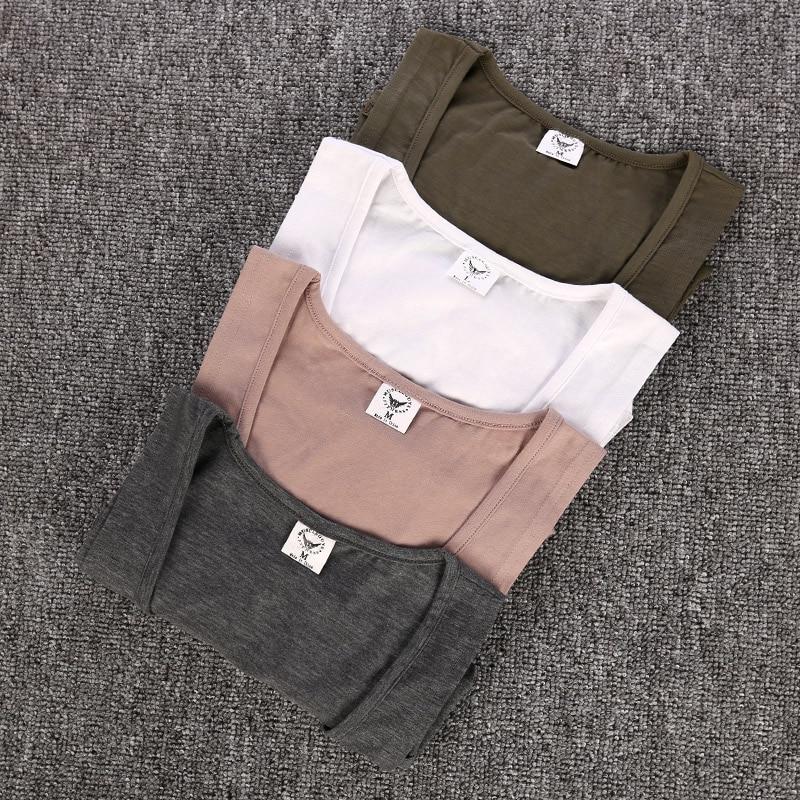 Komfortowy męski tank top z luźnym krojem. Przewiewna koszulka na lato. Modny, jednolity kolor, styl casual i sportowy.