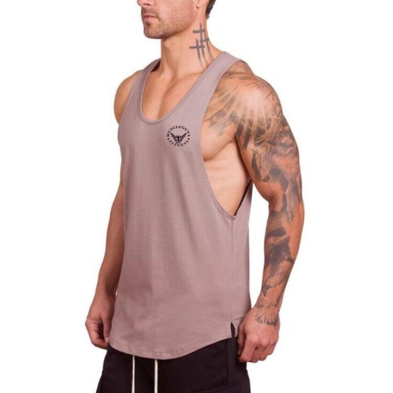 Męski tank top luźny krój, idealny na lato. Komfortowa, przewiewna koszulka w jednolitym kolorze. Modny styl casual.