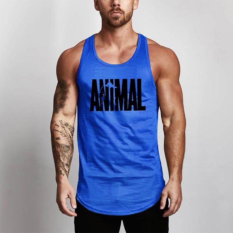 Niebieski męski tank top slim fit z wyrazistym napisem. Komfortowa letnia koszulka casual na co dzień.
