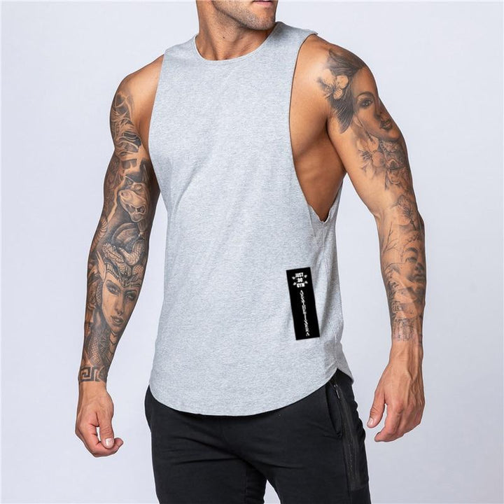 Męski tank top bawełniany z ozdobną naszywką, idealny na lato. Komfortowa koszulka bez rękawów w stylu casual.