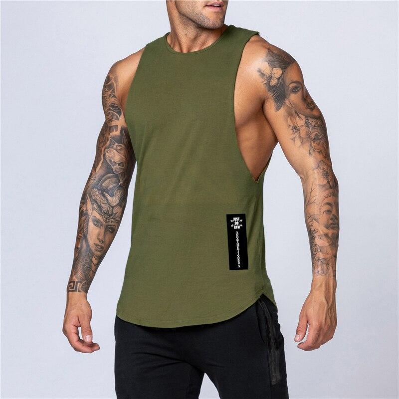 Modny męski tank top sportowy z naszywką, przewiewny. Idealna koszulka bez rękawów na lato i odzież dzienną.