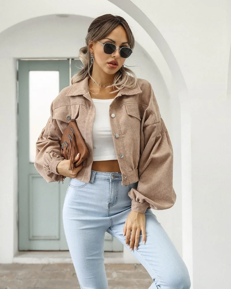 Trendy damska kurtka dżinsowa, krótki fason z bufami na rękawach, must-have sezonu wiosna/lato.
