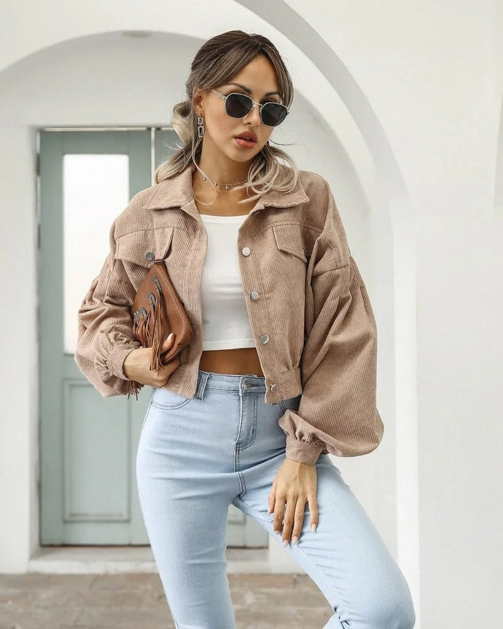 Trendy damska kurtka dżinsowa, krótki fason z bufami na rękawach, must-have sezonu wiosna/lato.
