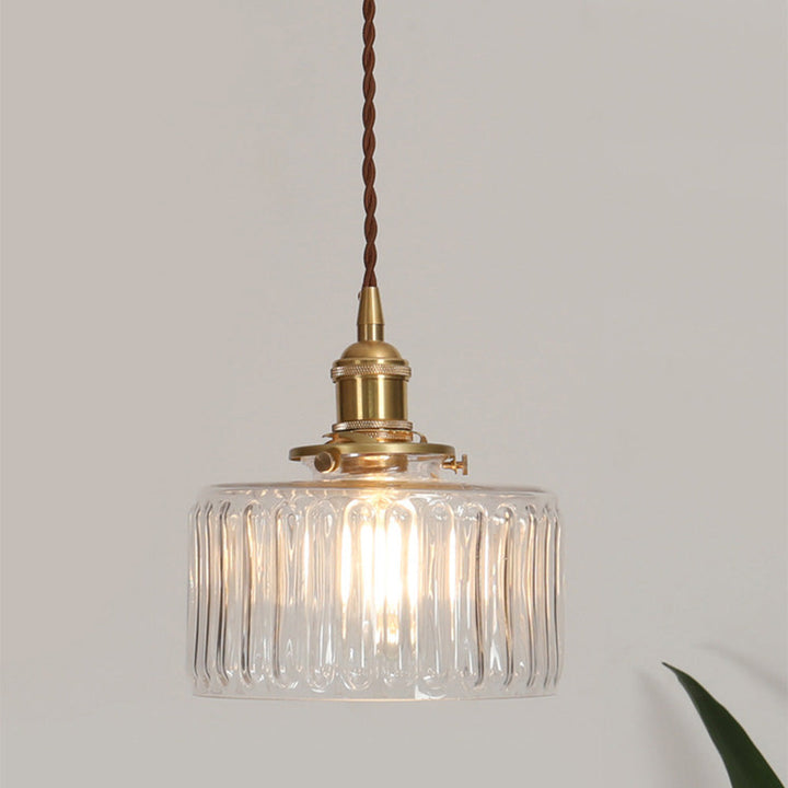 Elegancka lampa kryształowa wisząca vintage, idealna do stylowego salonu.