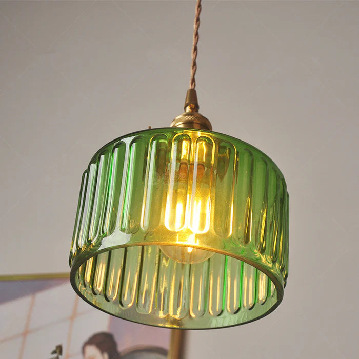 Lampa wisząca z kryształami vintage, idealna do salonu, dodaje blasku i stylu.