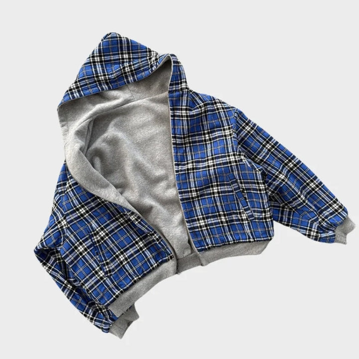 Mężczyzna w modnej dwustronnej bluzie oversize z kapturem. Idealny look miejski, streetwear i wygoda.