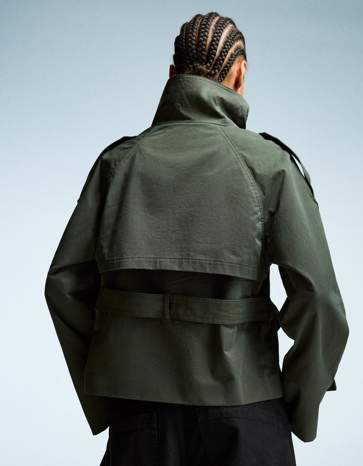 Modna damska kurtka khaki militarna, jesienna, z pagonami.