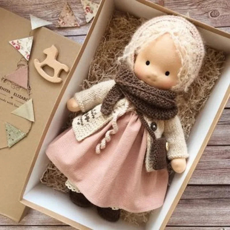Urocza bawełniana lalka Waldorf, doskonała do kreatywnej zabawy.