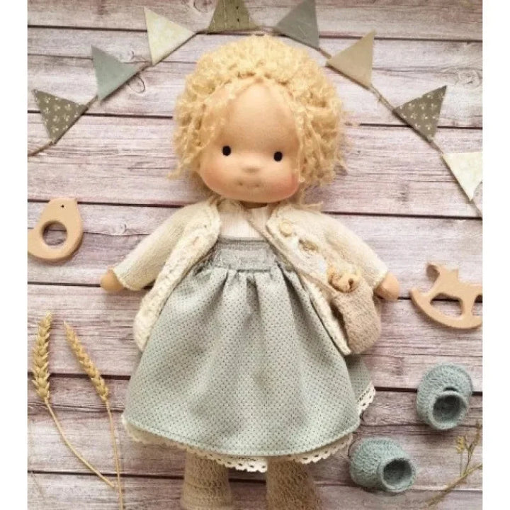 Prezent dla przedszkolaka: lalka Waldorf, przyjazna i miękka zabawka.