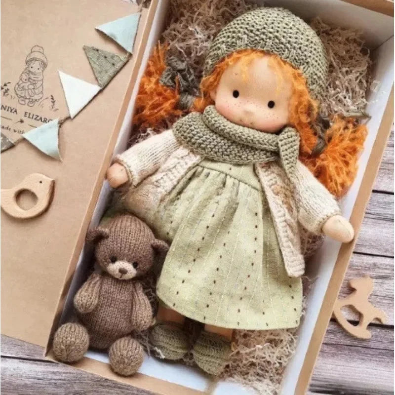Lalka Waldorf w objęciach dziecka, miękka bawełniana przytulanka.
