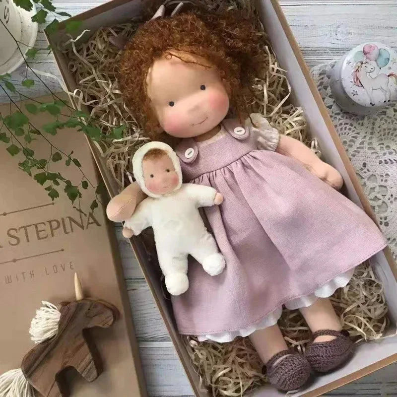 Bawełniana lalka Waldorf z czapeczką, urocza zabawka dla malucha.