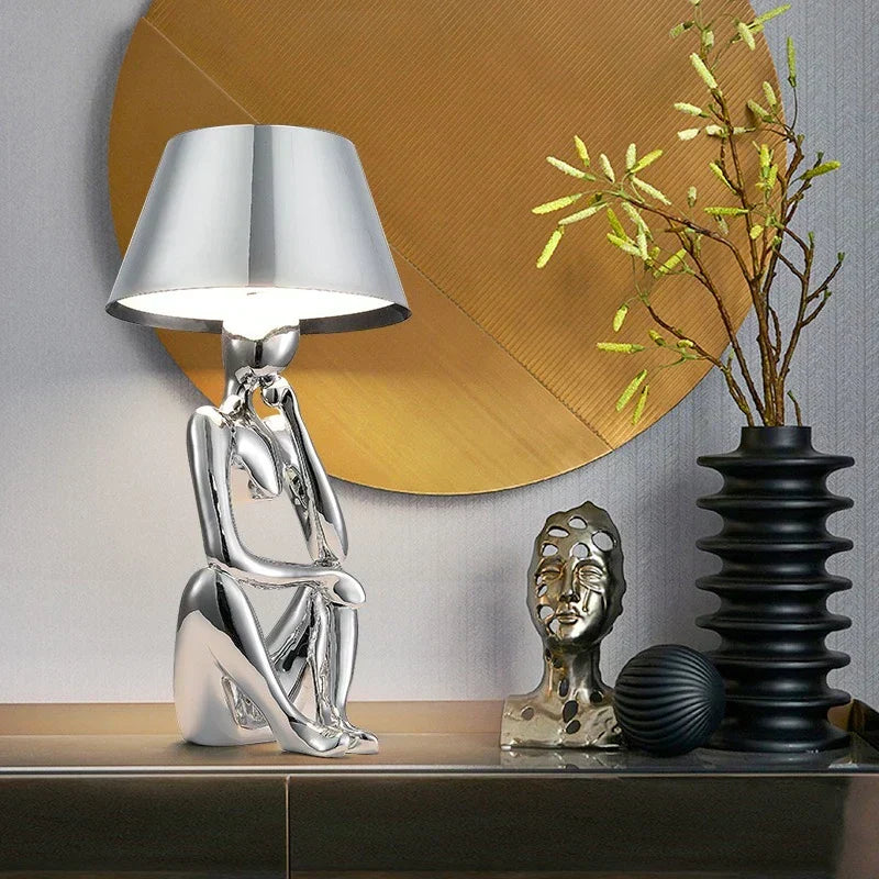 Minimalistyczna lampa Arden w srebrnym wykończeniu, idealna jako centralne oświetlenie wnętrza. Design.