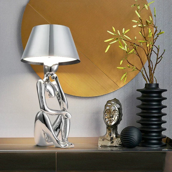 Minimalistyczna lampa Arden w srebrnym wykończeniu, idealna jako centralne oświetlenie wnętrza. Design.