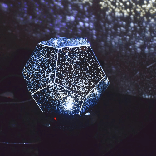 Lampa projektująca gwiaździste niebo, tworząca relaksujące światło i magiczną atmosferę w sypialni.