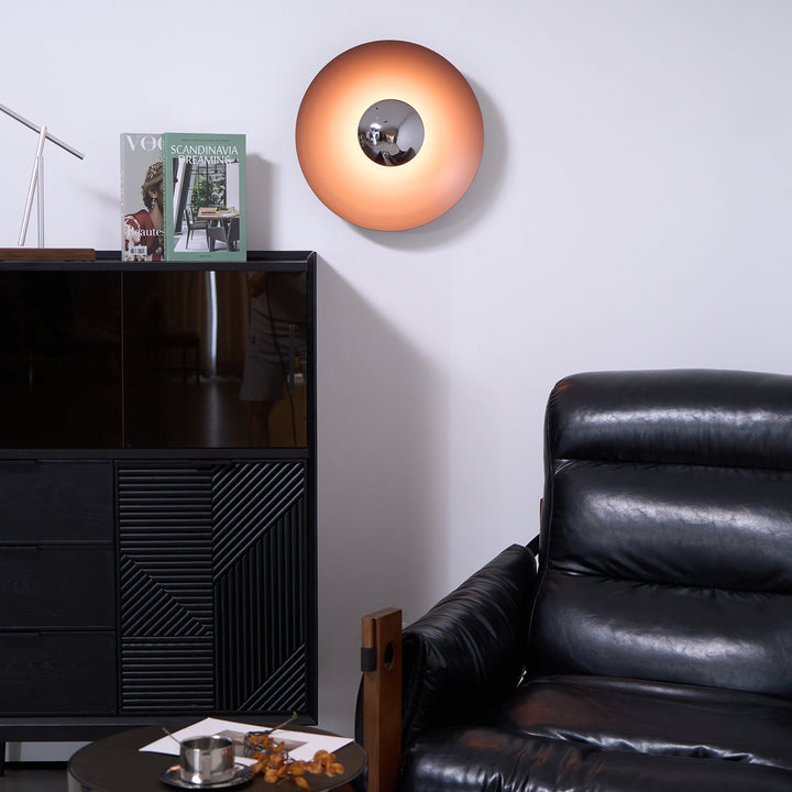 Lampa LED ścienna, okrągła, metalowa, minimalistyczna, do sypialni.