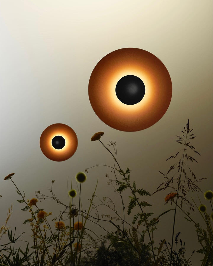 Stylowa lampa ścienna LED, okrągła, minimalistyczna, do wnętrz nowoczesnych.