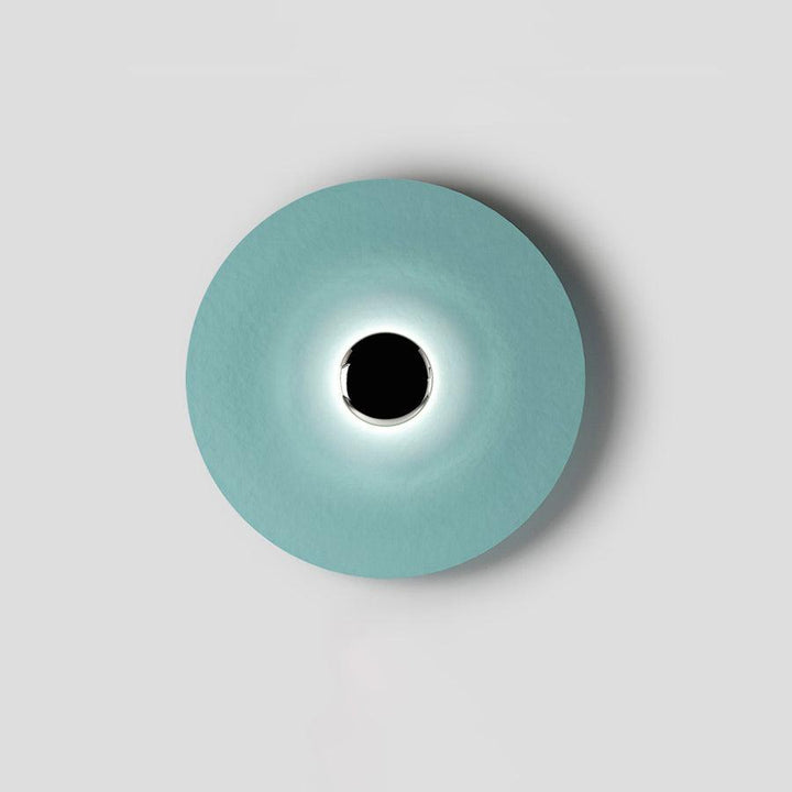 Lampa LED ścienna okrągła, metalowa, minimalistyczna, do salonu.