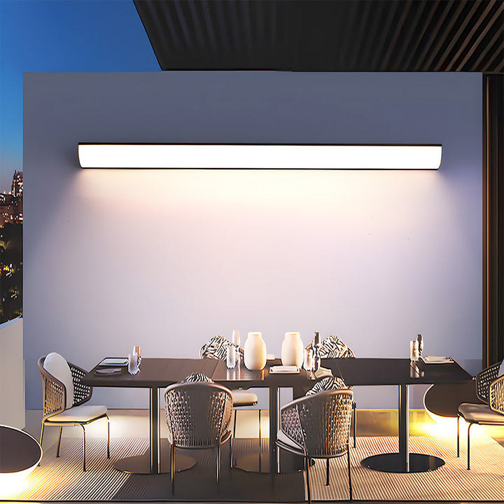 Aluminiowa lampa zewnętrzna LED, czarna, minimalistyczna, do elewacji, energooszczędna.