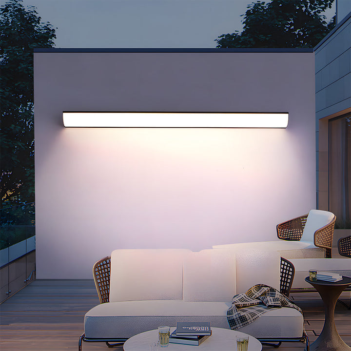 Czarna lampa ścienna LED, minimalistyczna, energooszczędna, do nowoczesnych ogrodów.