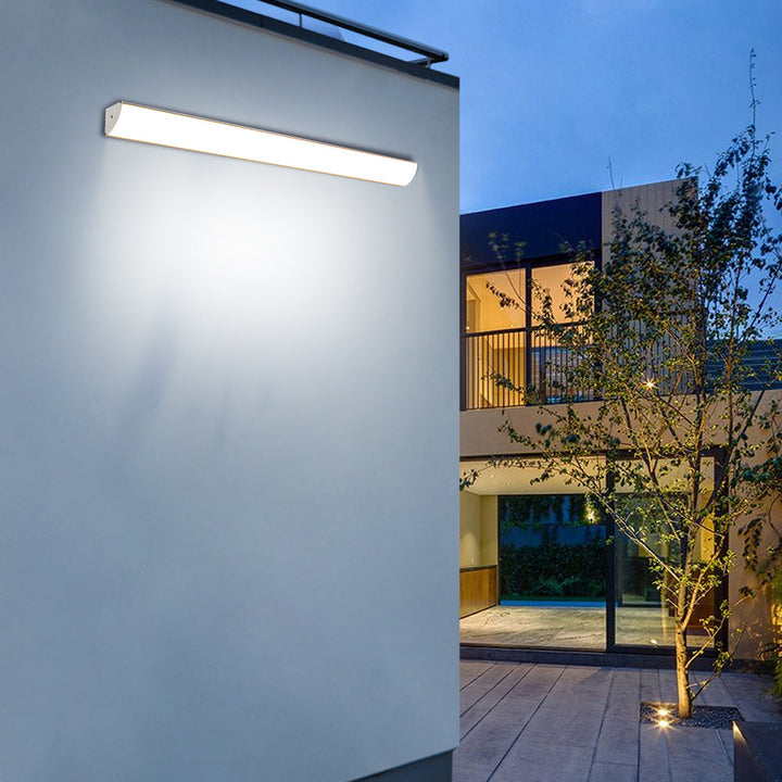Lampa elewacyjna LED, biała, nowoczesna, aluminiowa, IP65, do długotrwałego użytku.