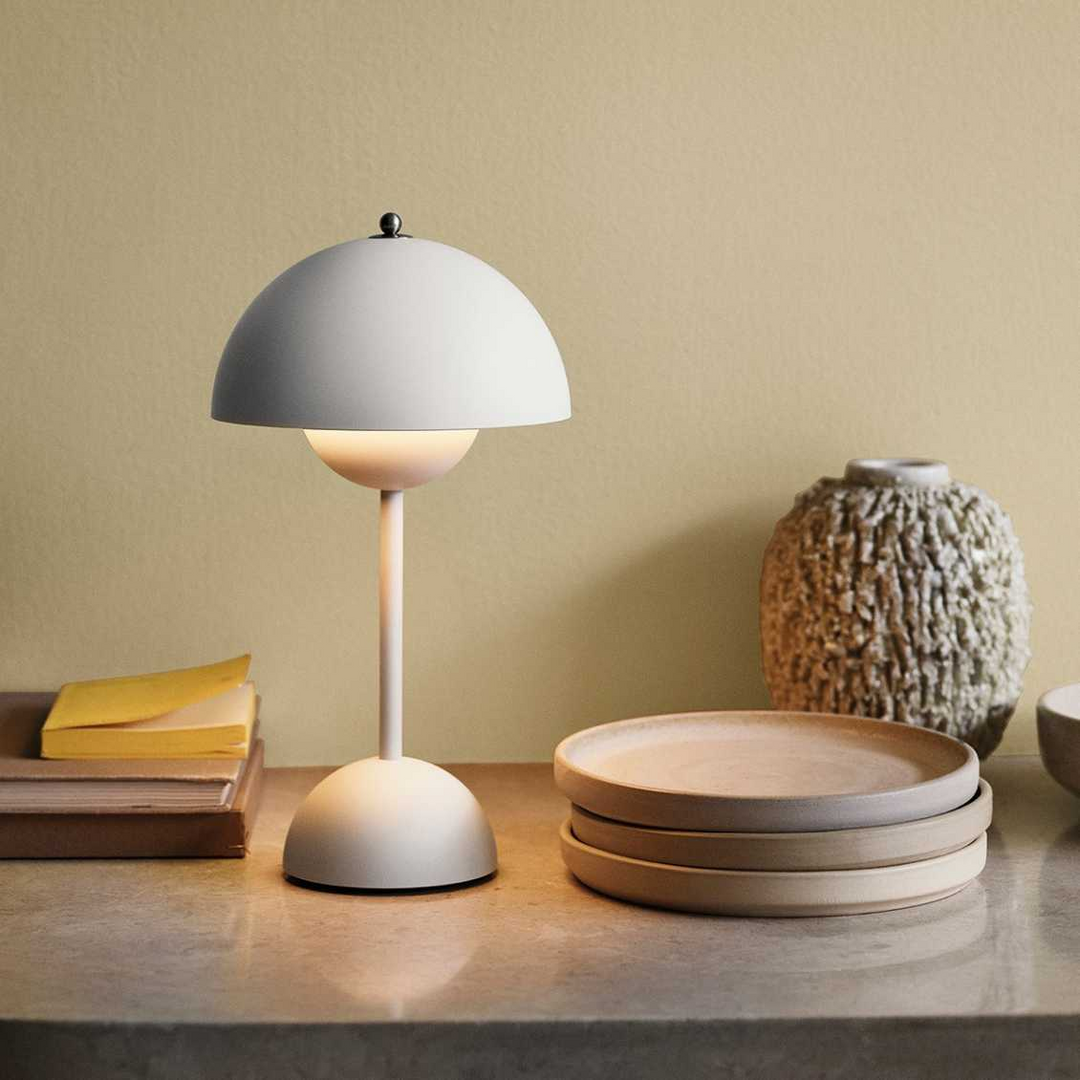 Designerska lampa LED MoonGlow, bezprzewodowa i dekoracyjna.