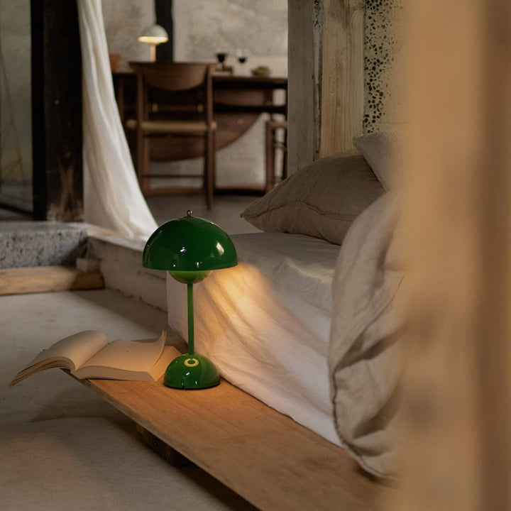 Nowoczesna lampa stołowa LED MoonGlow, ściemnialna i bezprzewodowa.