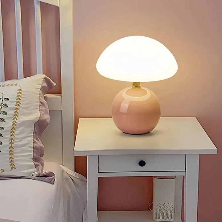 Lampa nocna LED grzyb, ceramiczny korpus, biały klosz. Oświetlenie z regulacją do czytania.