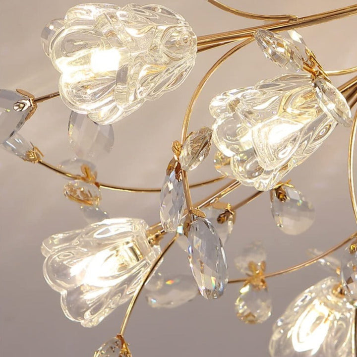 Designerska złota lampa sufitowa Art Deco, kryształowa. Kwiatowe detale podkreślają styl.