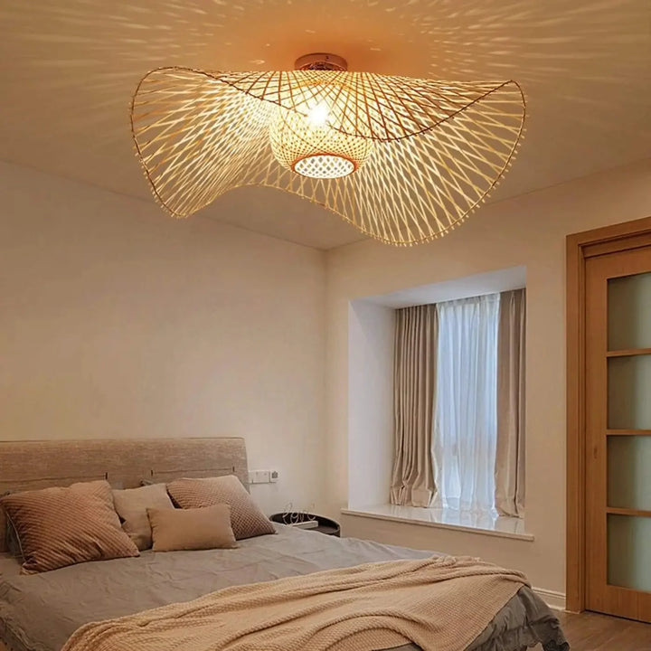 Elegancka lampa sufitowa boho z naturalnego rattanu. Ręcznie pleciony klosz w kształcie fali do salonu i sypialni.