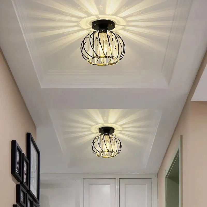 Lampa sufitowa glamour z kryształami. Rozświetla wnętrze, tworząc niezwykły efekt świetlny E27.