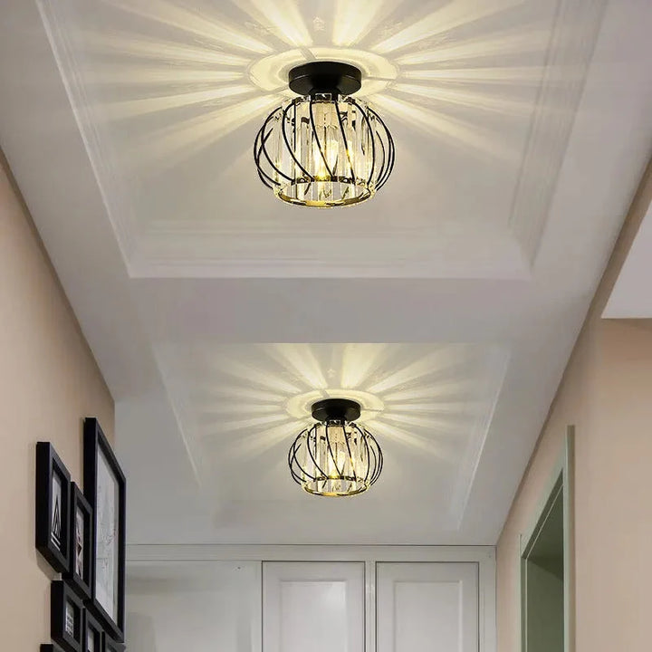 Lampa sufitowa glamour z kryształami. Rozświetla wnętrze, tworząc niezwykły efekt świetlny E27.