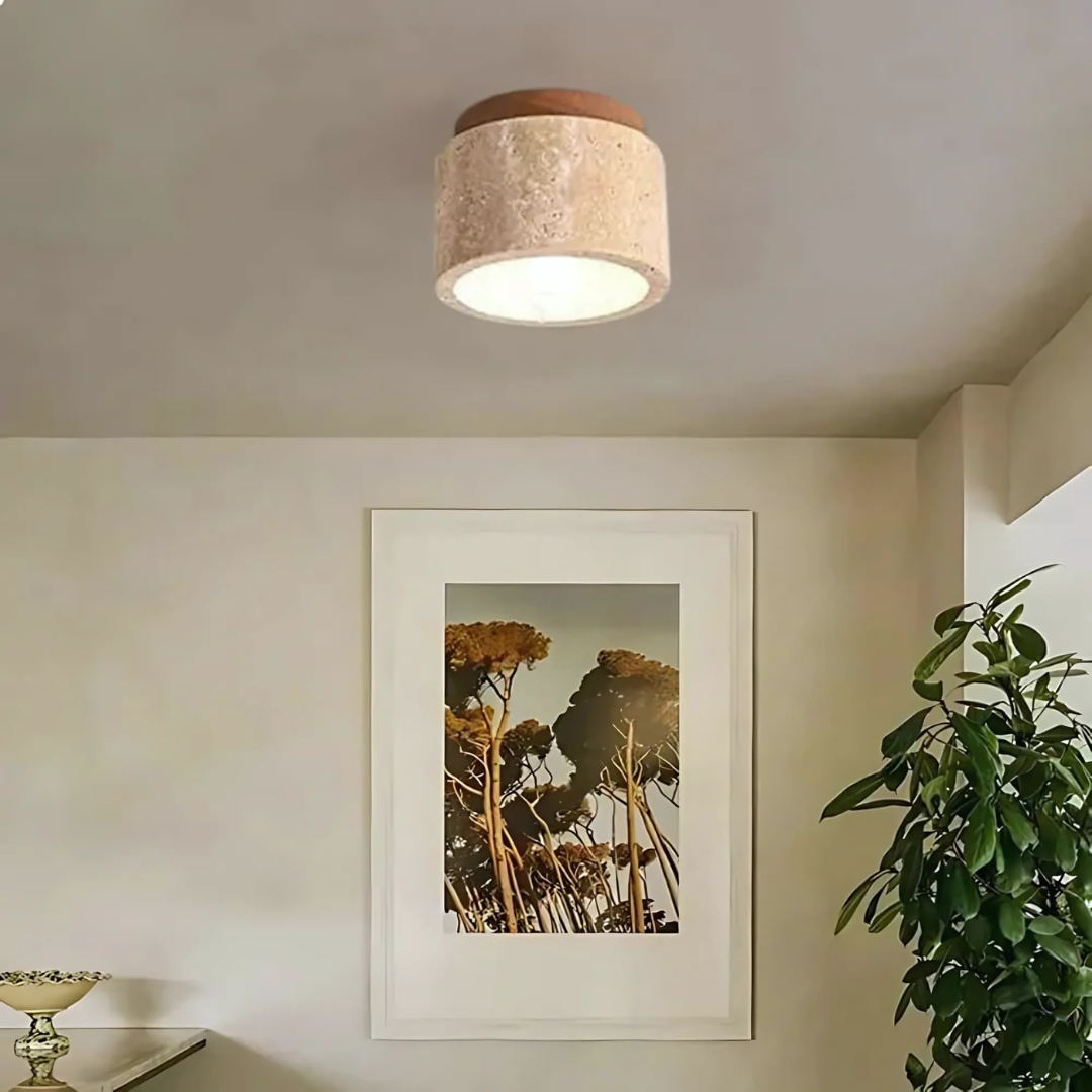 Lampa sufitowa LED z kloszem z naturalnego marmuru i orzechowym drewnem. Nowoczesne oświetlenie Japandi do wnętrz.