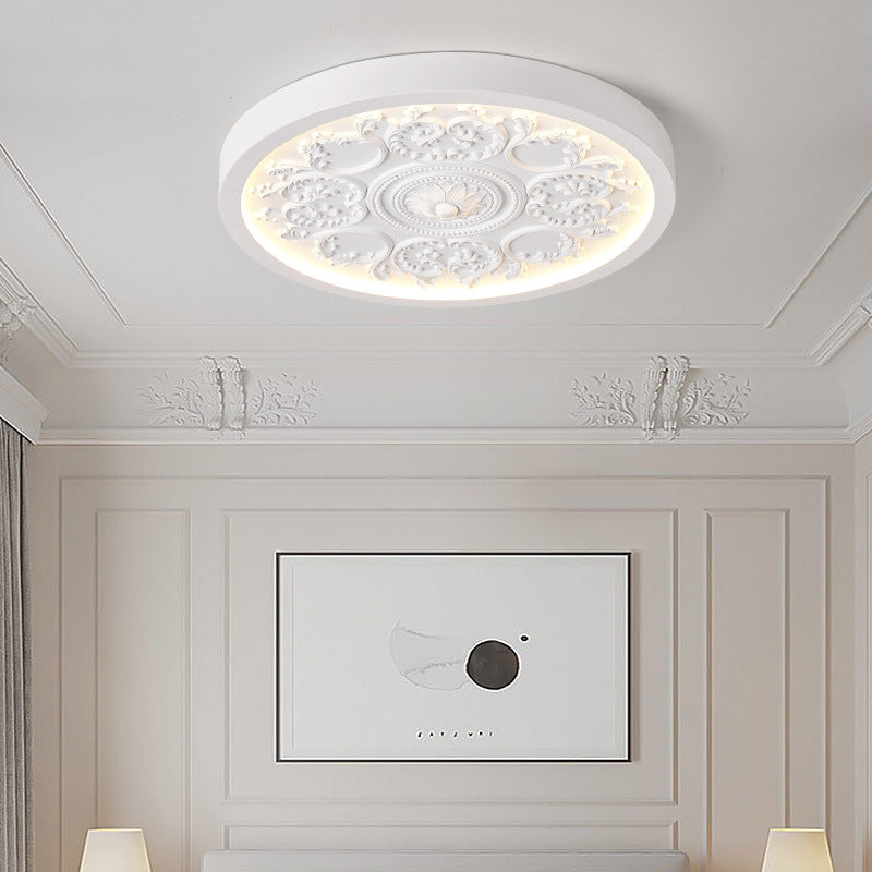 Elegancka lampa sufitowa LED z subtelnym ornamentem. Płaski, nowoczesny design do wnętrz salonu i sypialni.