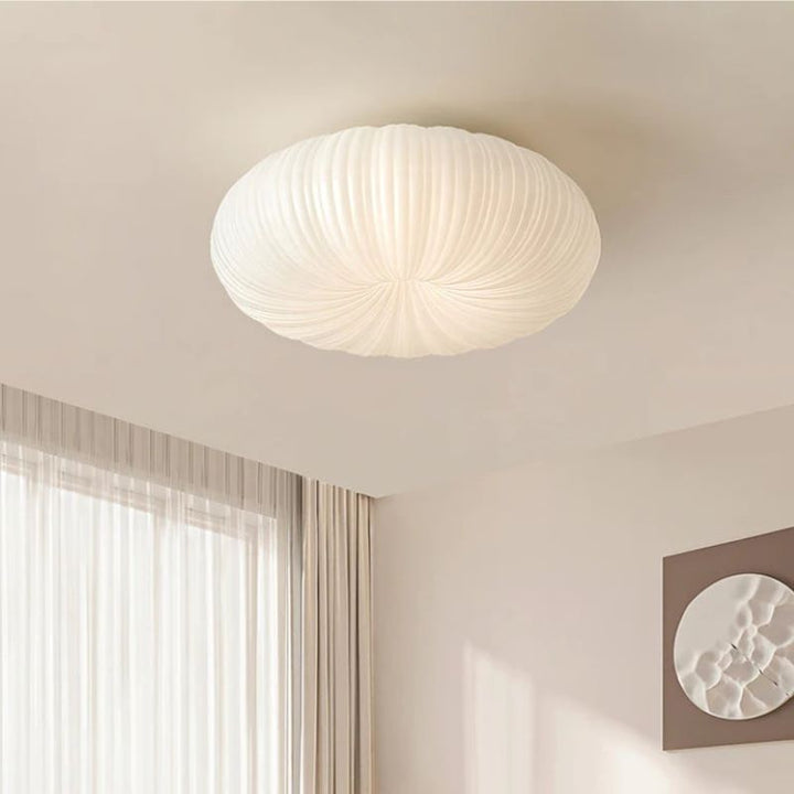 Nowoczesne oświetlenie LED: biała lampa sufitowa z plisowanym kloszem. Minimalistyczny design do domu.