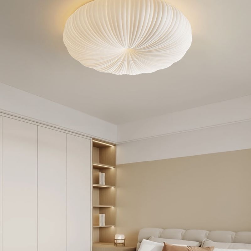 Elegancka lampa sufitowa LED z dekoracyjnym plisowanym kloszem. Oświetlenie do salonu lub sypialni.