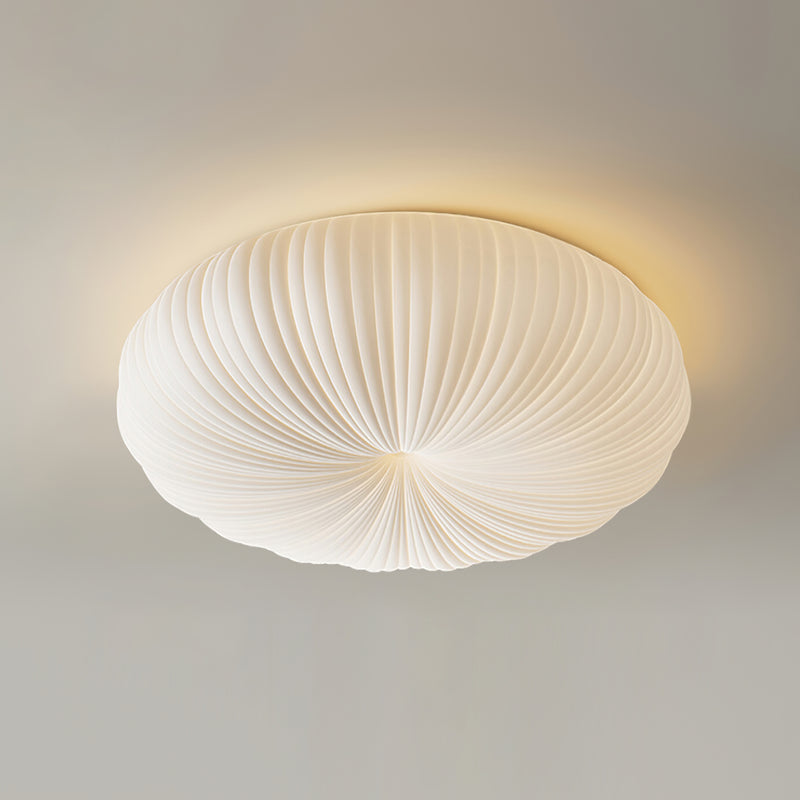 Domowa lampa sufitowa z białym, plisowanym kloszem akrylowym LED. Nowoczesne oświetlenie minimalistyczne.