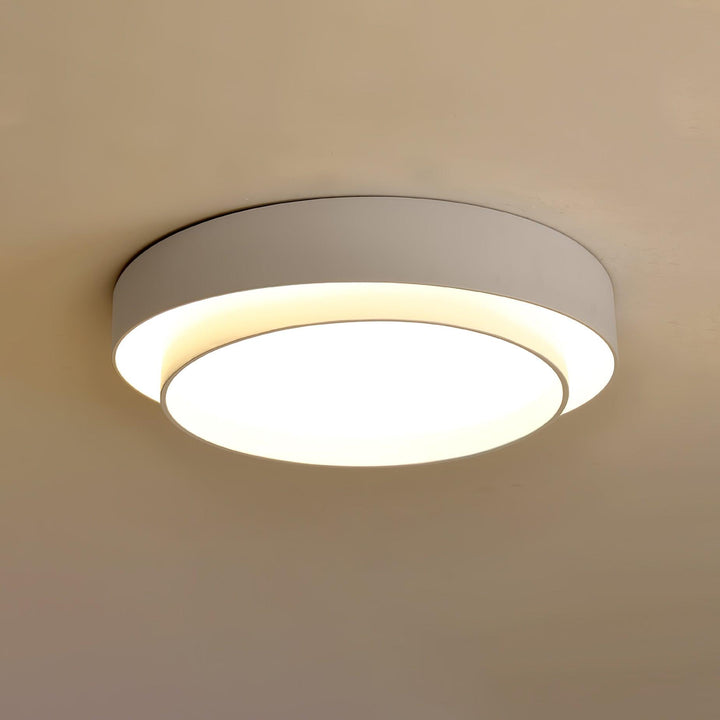 Lampa sufitowa LED ściemnialna, minimalistyczny design, z podwójnym pierścieniem i pilotem.
