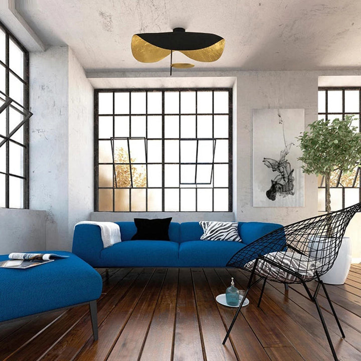 Metalowa lampa LED sufitowa liść, nowoczesna konstrukcja do salonu.