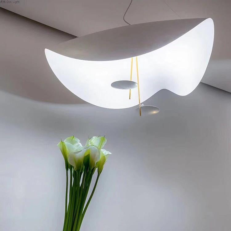 Złota, dekoracyjna lampa sufitowa LED w kształcie liścia do sypialni.