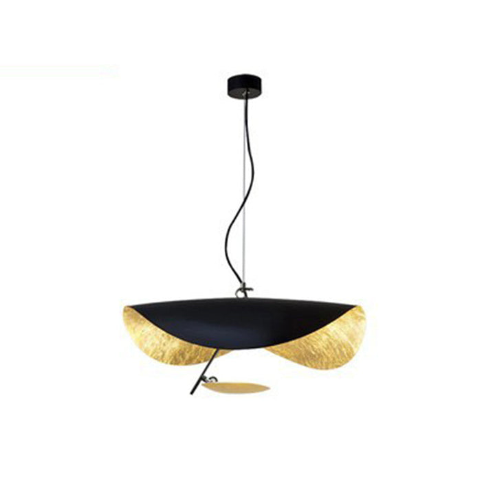 Lampa sufitowa LED z motywem złotego liścia, nowoczesna estetyka.