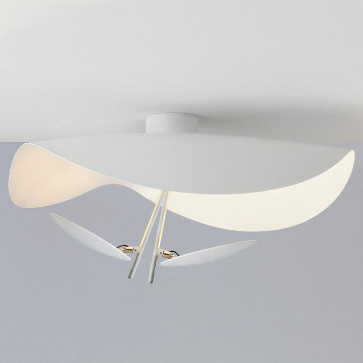 Złota lampa sufitowa LED, liść design, oświetlenie do sypialni.