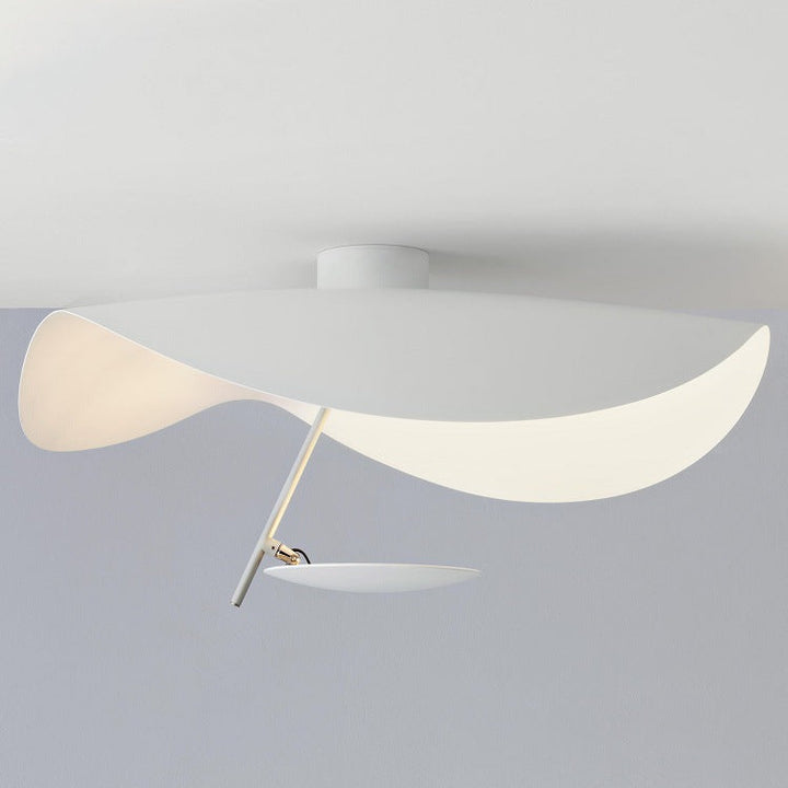 Designerska lampa LED liść do salonu, nowoczesna i dekoracyjna.