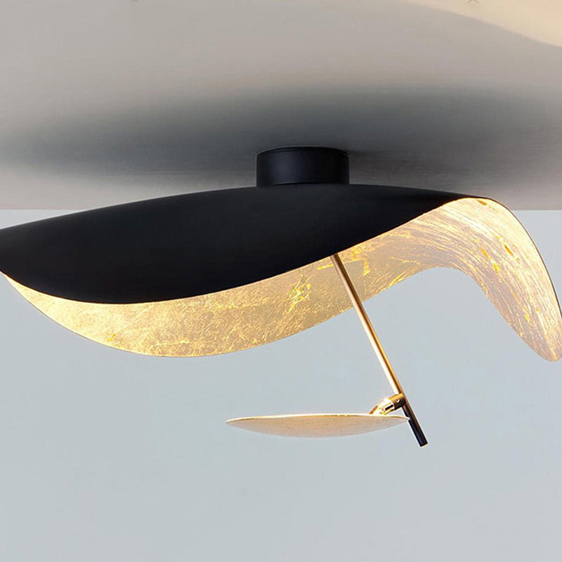 Designerska metalowa lampa LED liść, nowoczesne oświetlenie sufitowe do wnętrz.
