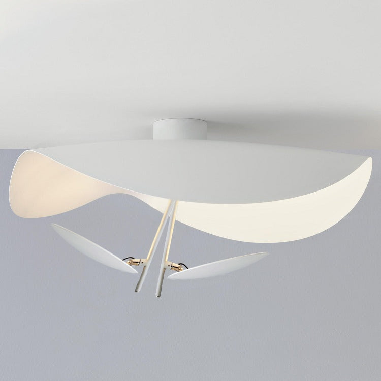 Metalowa lampa sufitowa LED liść, złota, nowoczesna dekoracja.
